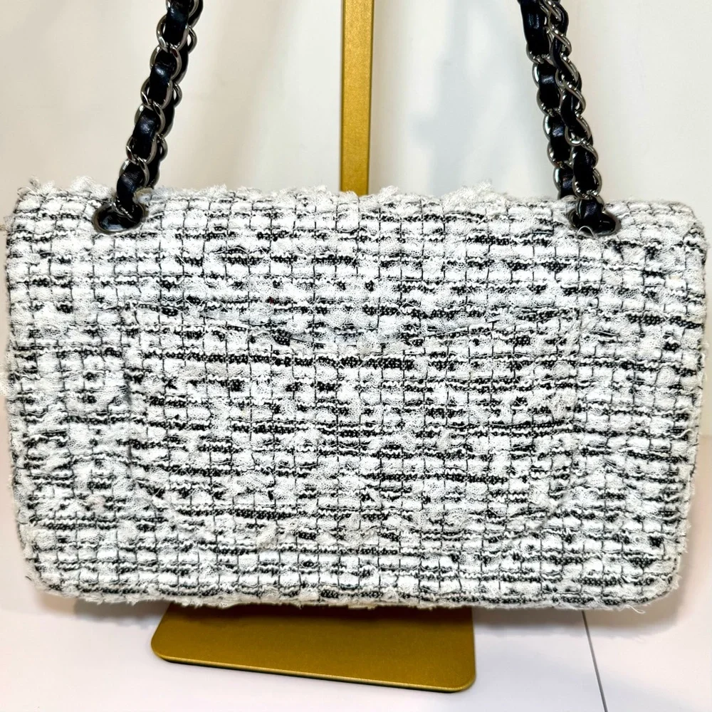 Rare Chanel 2.55 Garden Party CC Logo Charms Flap Bag In White & Black Tweed - Picture 3 of 16